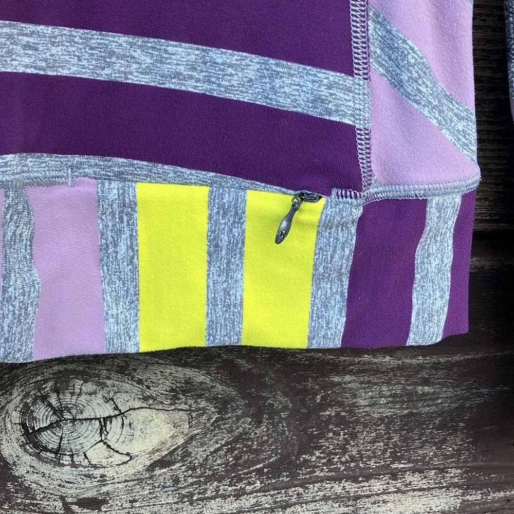 Lululemon Athletica w Thumbholes - Picture 6 of 11